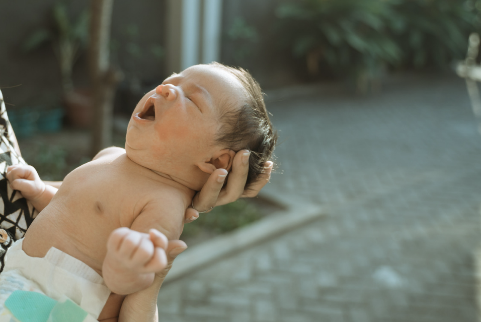 menjemur bayi, manfaat sinar matahari untuk bayi, cara menjemur bayi yang benar, waktu terbaik menjemur bayi, risiko bayi dijemur tanpa pakaian, Bunda, si Kecil